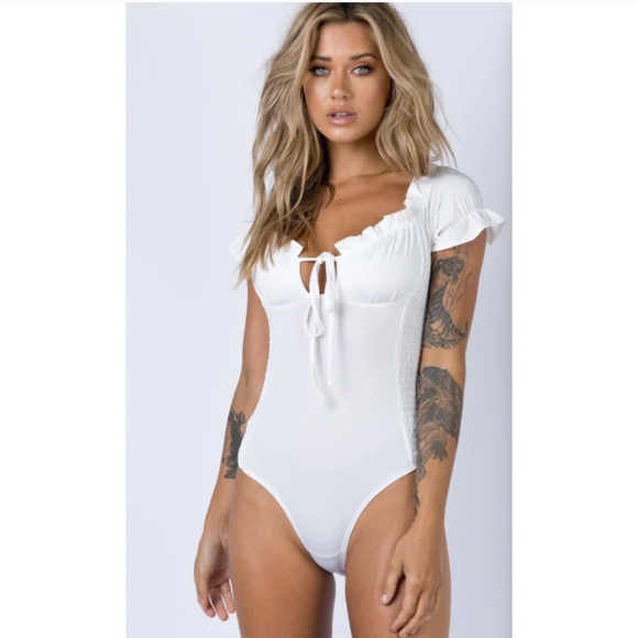 Princess Polly 2 NWT White Ruffled Eyelet Tie Neck Short Cap Sleeve Bodysuit - Picture 2 of 4